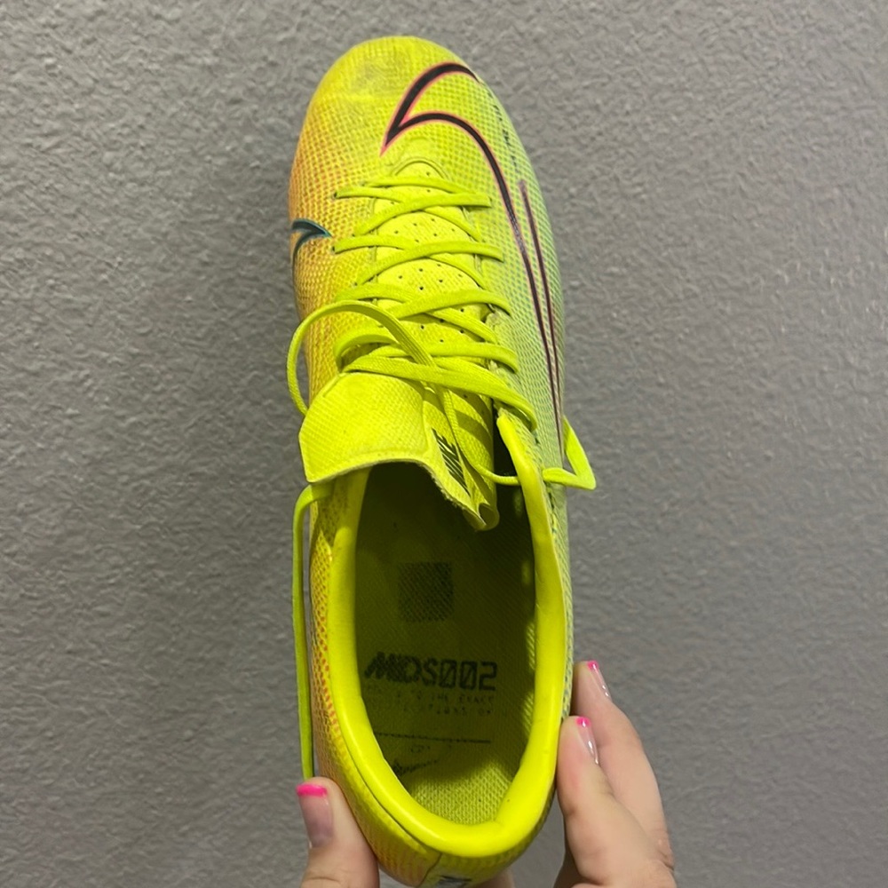The brand is nike. I bought these in 2021 and i’ve used them four times.